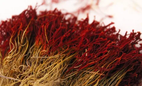 تصویر 1 از زعفران دسته خوش‌ عطر با رشته‌ های سالم و یکدست